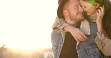 Romantik mutlu çifti gün batımında sahada kapayın, aşık bir erkek ve kadın.