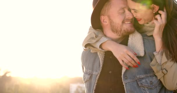 Gros Plan Romantique Couple Heureux Sur Terrain Coucher Soleil Homme — Video