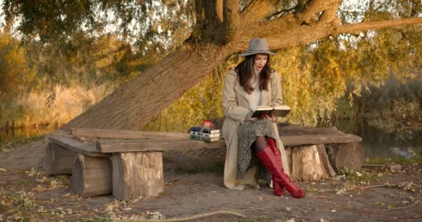 Γυναίκα Γυρίζει Σελίδα Βιβλίο Νεαρή Γυναίκα Κάθεται Στον Πάγκο Του — Αρχείο Βίντεο