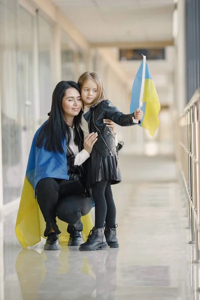Menina Sua Mãe Com Bandeira Ucraniana Posando Para Uma Foto — Fotografia de Stock