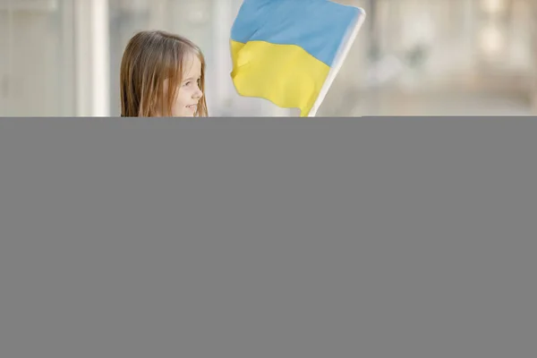 Menina Com Bandeira Ucraniana Posando Para Uma Foto Menina Bonita — Fotografia de Stock