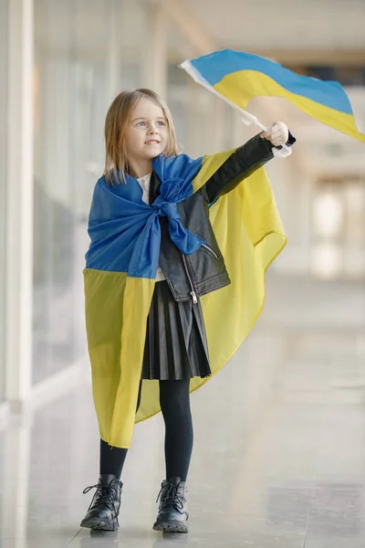 Маленька Дівчинка Україніанським Прапором Позує Фотографію Молода Гарненька Дівчина Стоїть — стокове фото