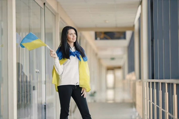 Kobieta Ukraińską Flagą Pozująca Zdjęcia Młoda Ładna Dziewczyna Stojąca Przed — Zdjęcie stockowe