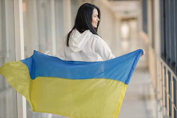 Mulher Com Bandeira Ucraniana Posando Para Uma Foto Menina Bonita — Fotografia de Stock