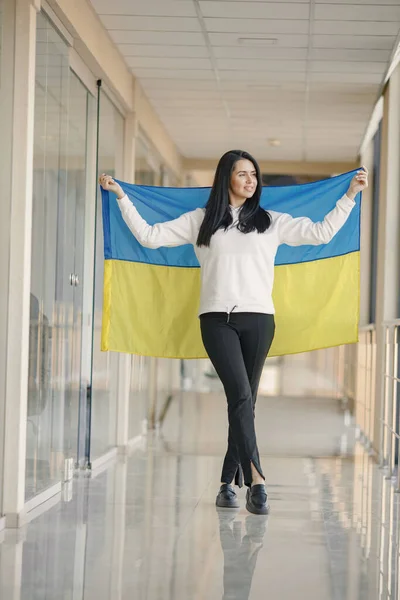 Kobieta Ukraińską Flagą Pozująca Zdjęcia Młoda Ładna Dziewczyna Stojąca Przed — Zdjęcie stockowe