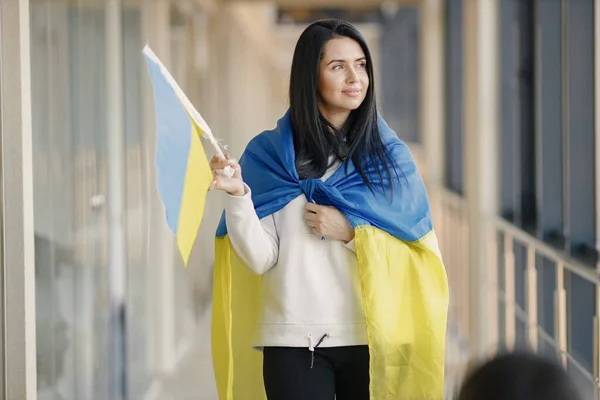 Mulher Com Bandeira Ucraniana Posando Para Uma Foto Menina Bonita — Fotografia de Stock