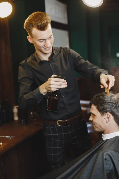 Facet Pracuje Włosami Fryzjer Klientem — Zdjęcie stockowe