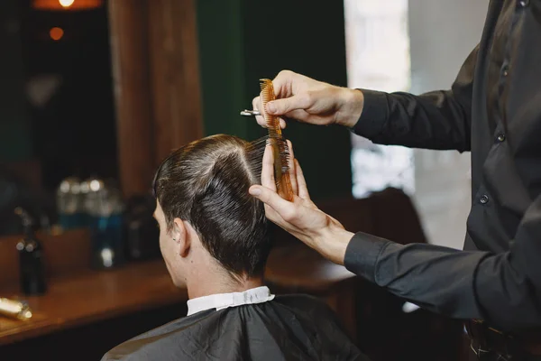 Der Mensch Arbeitet Mit Haaren Friseur Mit Einem Kunden — Stockfoto