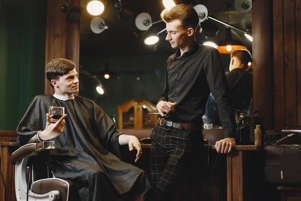 Hombre Sentado Una Silla Peluquería Con Cliente Chico Bebiendo Whisky — Foto de Stock