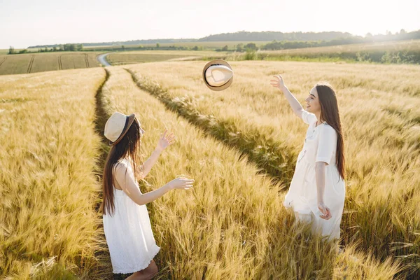 Buğday Tarlasında Iki Güzel Kız Kardeş Uzun Sağlıklı Saçları Olan — Stok fotoğraf