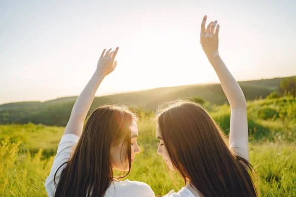 Due Belle Sorelle Campo Grano Belle Due Ragazze Con Lunghi — Foto Stock