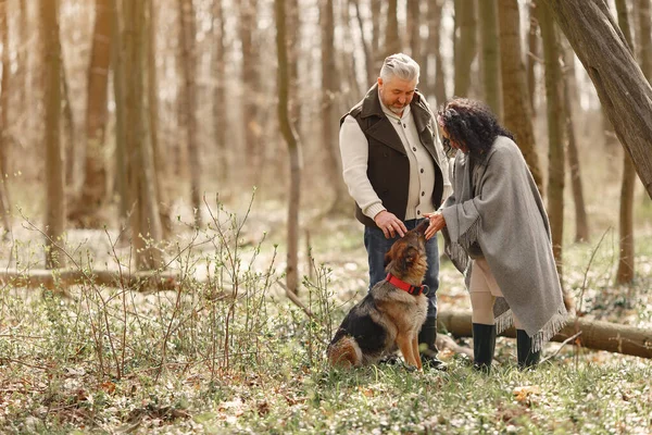 Senioren Wald Die Menschen Gehen Familie Mit Hund — Stockfoto