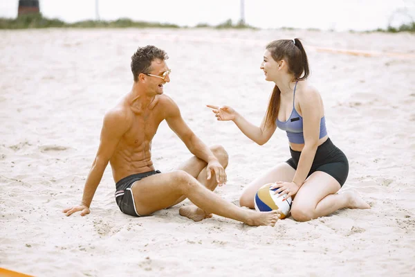 Młody Mężczyzna Dziewczyna Siedzą Plaży Siatkarze Dobrze Się Bawią Zabawa — Zdjęcie stockowe