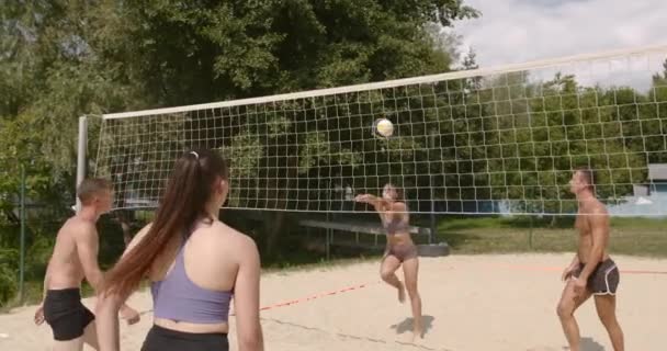 Sportovní Aktivní Životní Téma Mladí Hráči Hrají Volejbal Plážové Hřiště — Stock video