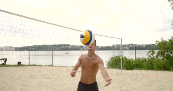 Voleybol Oynayan Atletik Adam Güneş Gözlüğü Takıyor Kumsalda — Stok video
