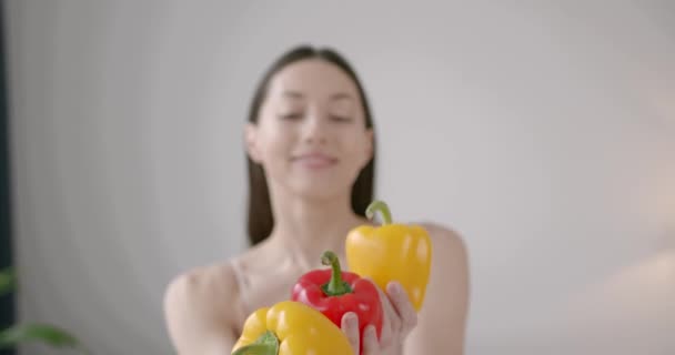 Dwie Soczyste Dojrzałe Papryczki Rękach Młodej Kobiety Pojęcie Diety Zdrowe — Wideo stockowe