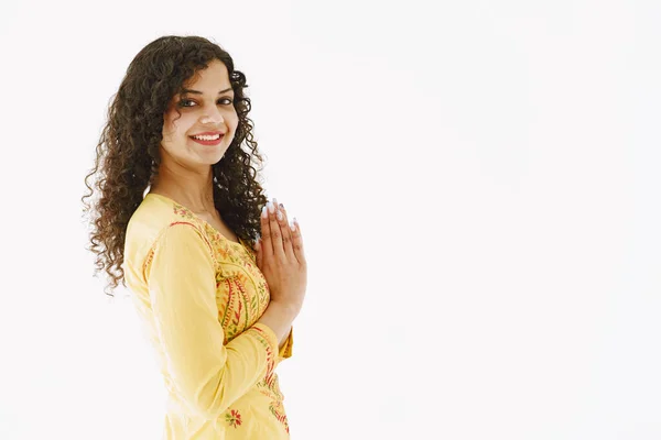 Mujer India Tradicional Alegre Sobre Fondo Blanco Captura Estudio — Foto de Stock