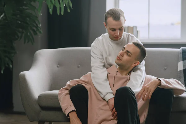 Jong Romantisch Gay Paar Besteden Dag Knuffelen Ontspannen Bank Verschillende — Stockfoto