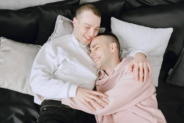 Primer Plano Atractivo Feliz Pareja Gay Sonriendo Descansando Cama — Foto de Stock