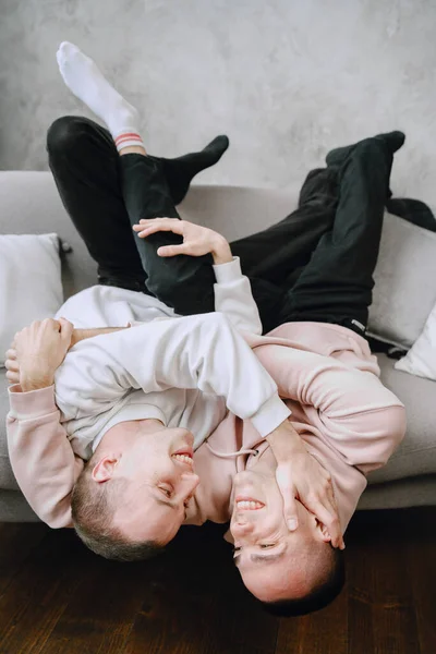 Jong Romantisch Gay Paar Besteden Dag Knuffelen Ontspannen Bank Verschillende — Stockfoto