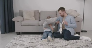 Sevgi dolu baba Kahkahalar Sendromlu Kız 'la oynuyor. Özel ihtiyaçları olan Avrupalı aile çocuk yaşam tarzı.