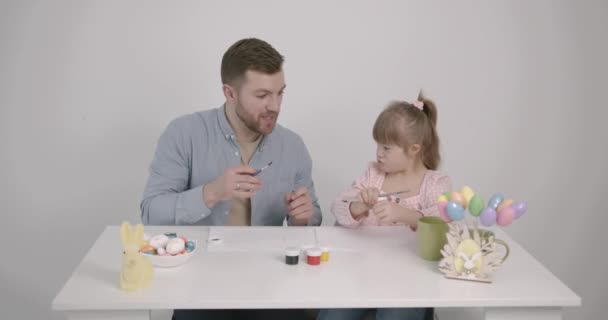 Ojciec Córka Zespołem Doena Malują Wielkanocne Jajka Siedzenie Przy Stole — Wideo stockowe