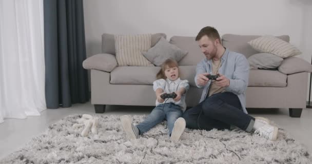 Holčička Downovým Syndromem Baví Hraním Hry Konzoli Společně Otcem Nastavení — Stock video