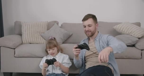 Menina Com Síndrome Divertindo Jogando Jogo Consola Junto Com Pai — Vídeo de Stock