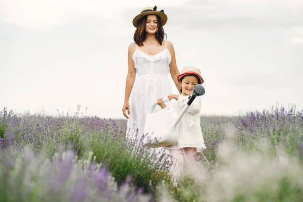 Mãe Com Pequena Filha Fundo Lavanda Mulher Bonita Bebê Bonito — Fotografia de Stock