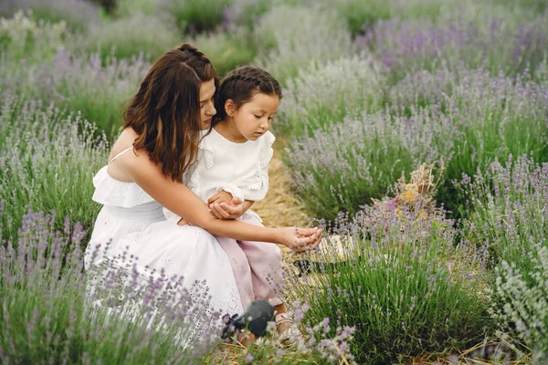 Mãe Com Pequena Filha Fundo Lavanda Mulher Bonita Bebê Bonito — Fotografia de Stock