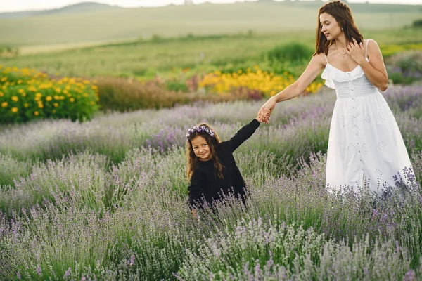 Moeder Met Dochtertje Lavendelachtergrond Mooie Vrouw Schattige Baby Spelen Weiland — Stockfoto