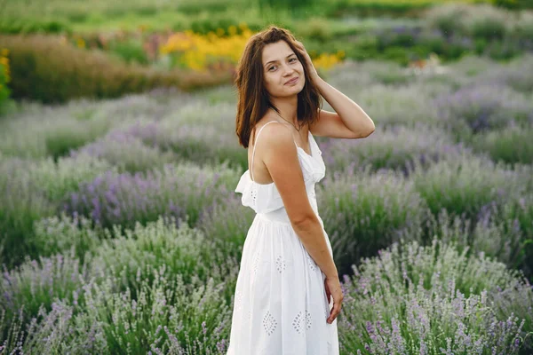 Provence Vrouw Ontspannen Lavendelveld Een Dame Een Witte Jurk Meisje — Stockfoto