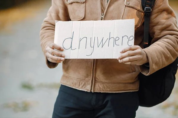 Focus Cardboard Sign Young Black Man Hitchhiking Road Holding Sign — Stock fotografie