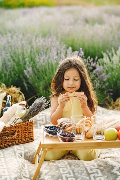 Provence Kind Ontspannen Lavendelveld Klein Meisje Een Picknick Stockfoto