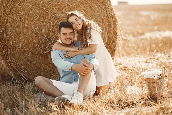 Primer Plano Una Joven Pareja Sentada Campo Trigo Gente Sienta — Foto de Stock