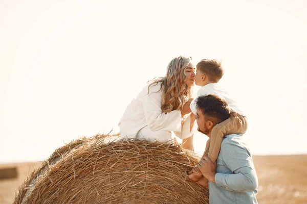 Familia Jugando Con Bebé Campo Trigo Atardecer Concepto Vacaciones Verano —  Fotos de Stock