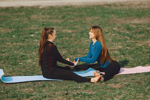 Güzel Kızlar Antrenman Yapıyor Yaz Parkındaki Kadınlar Bayanlar Yoga Yapar — Stok fotoğraf