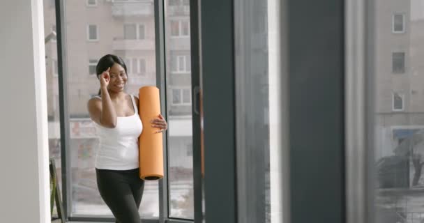 Tineri Fitness Negru Femeie Obosit Foarte Somnoros Ţine Covor Sport — Videoclip de stoc