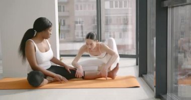 Yoga yapan iki güzel Yogi kızı. Kulüpte karışık ırk kız öğrencileri eğitimi alıyorlar. Şey, sağlık konsepti.