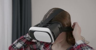 Sanal gerçeklik, artırılmış gerçeklik gözlükleri. VR gözlüklü kız. Gelecekteki teknolojiler.