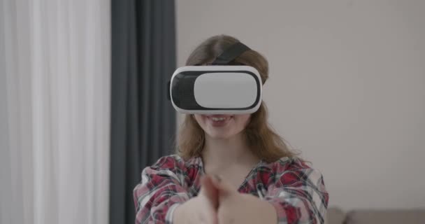 Εικονική Πραγματικότητα Γυαλιά Επαυξημένης Πραγματικότητας Κορίτσι Που Κρατάει Γυαλιά Εικονικής — Αρχείο Βίντεο