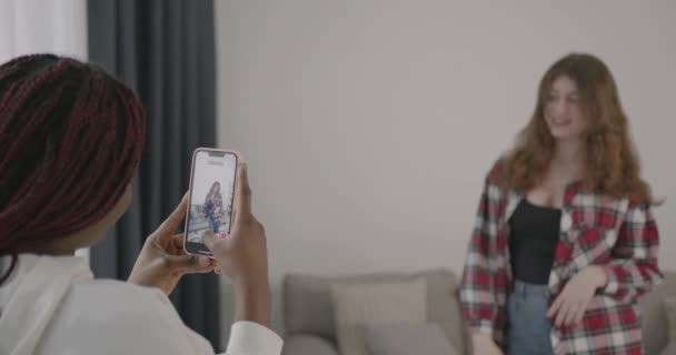 Teknologi Modern Konsep Media Sosial Gadis Multirasial Menembak Tik Toks — Stok Video