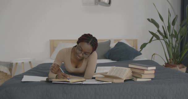 College High School Girl Studies Home Black Race Searching Ideas — Vídeos de Stock