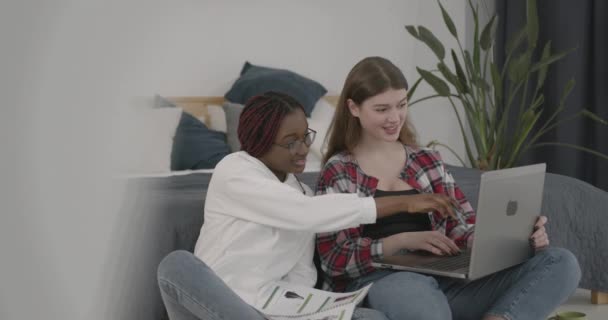 Chicas Multiétnicas Que Estudian Juntas Casa — Vídeos de Stock