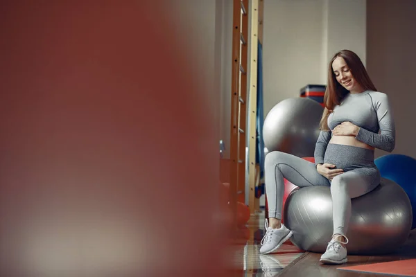 Chica Embarazada Gimnasio Chica Deportes Una Ropa Deportiva —  Fotos de Stock