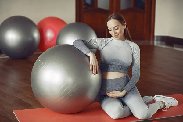 Chica Embarazada Gimnasio Chica Deportes Una Ropa Deportiva —  Fotos de Stock