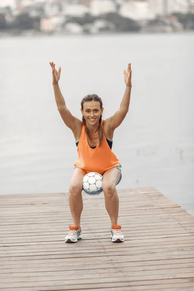 Sportmeisje Aan Het Water Vrouw Een Zomerpark Lady Een Oranje — Stockfoto