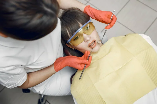 Donna Una Sedia Dentale Ragazza Viene Esaminata Dentista Bellezza Cura — Foto Stock