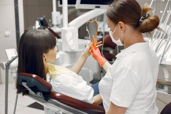Woman Dental Chair Girl Looks Mirror Beauty Treats Her Teeth — Zdjęcie stockowe