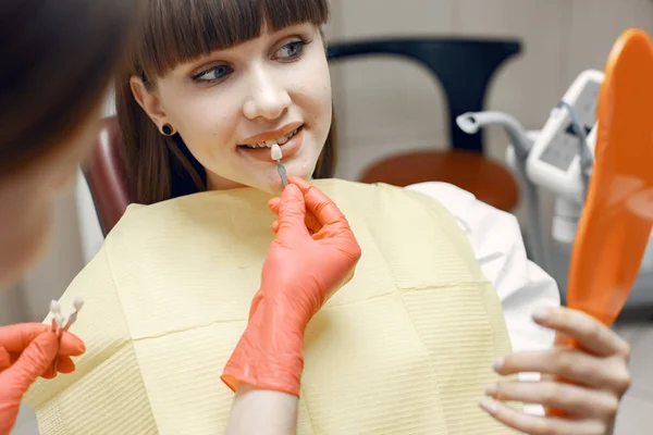 Woman Dental Chair Girl Chooses Implant Beauty Treats Her Teeth — Stock Photo, Image